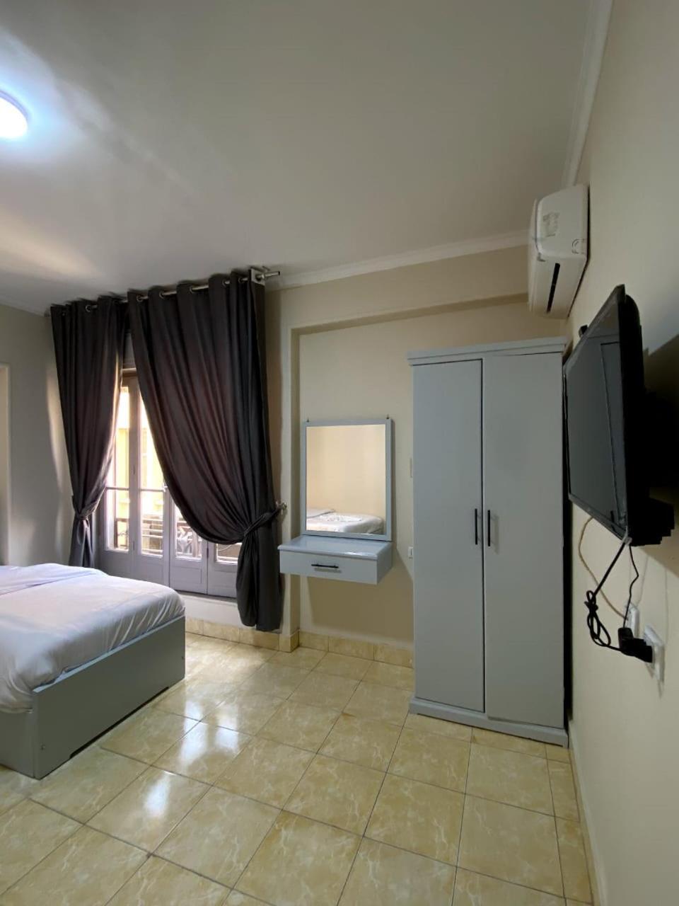 Sky Light Hotel *