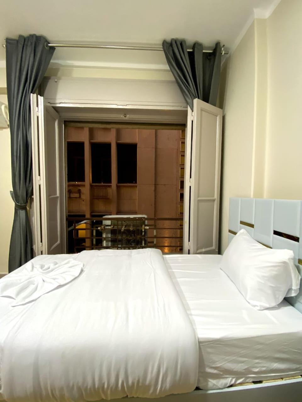 Sky Light Hotel *
